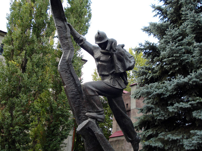 Пам'ятник пожежному у Луганську