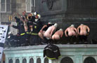 А так выражают свой протест пожарные из Испании.
